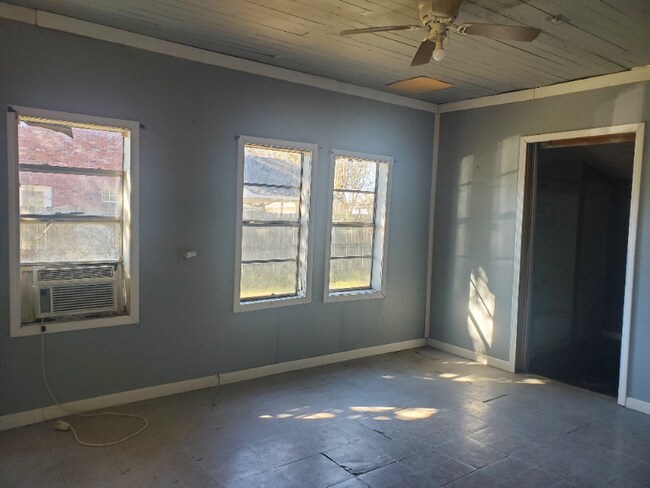 Photo - 614 W 4th Ave