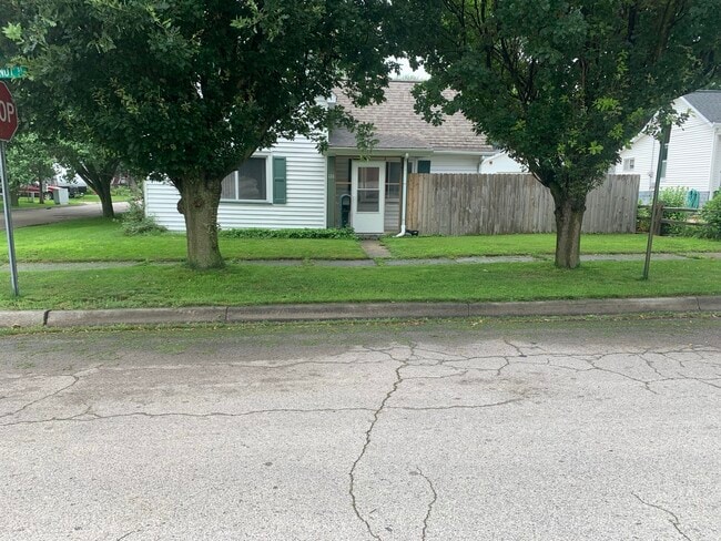 Photo - 901 N Walnut St