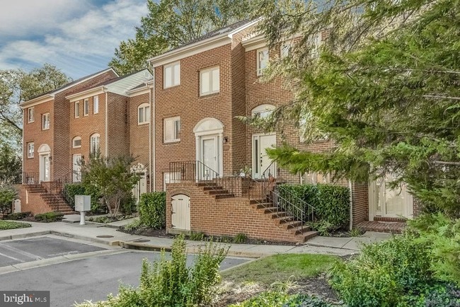 Building Photo - 1809 N Uhle St