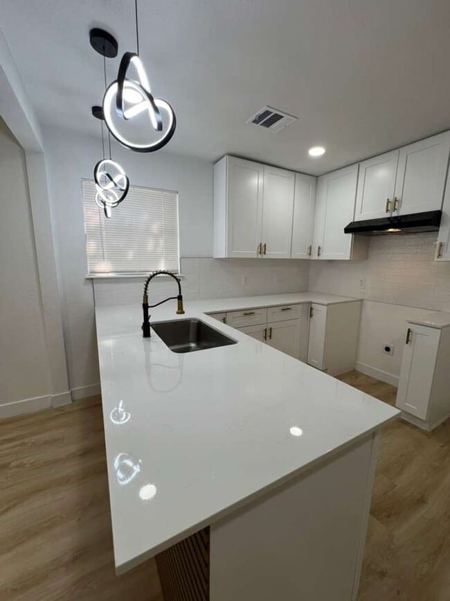 Photo - 2413 Brewster St