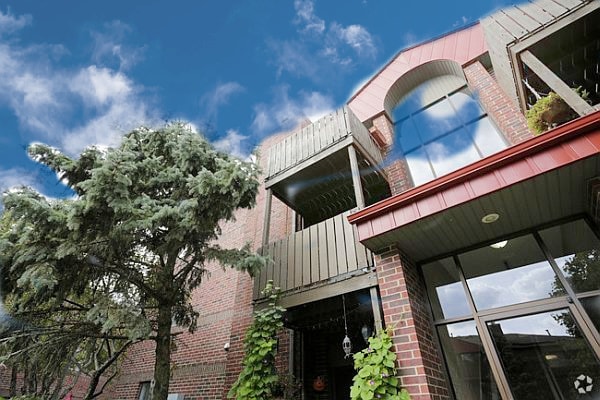 Building Photo - 1350 Brook St Unit J