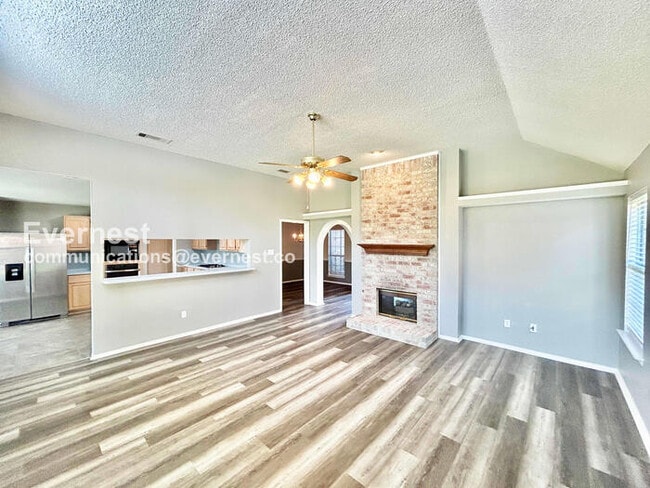 Photo - 3 Bed, 2 Bath with Fenced Yard & Garage / Pet-Friendly / Available Now!