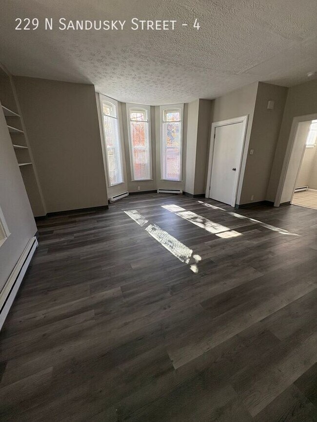 Photo - 229 N Sandusky St Unidad 4