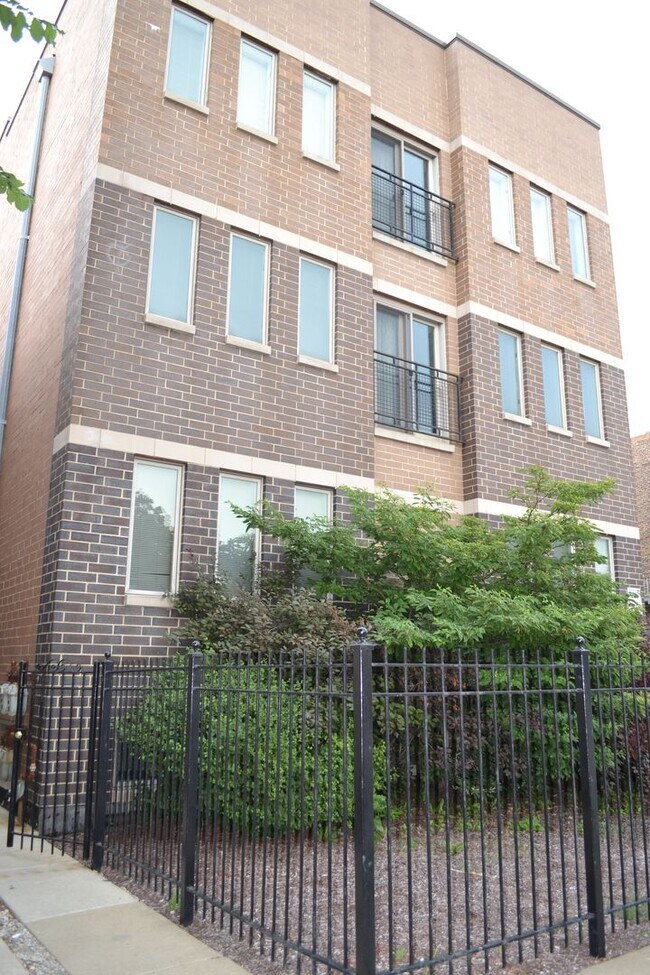 Building Photo - 3359 S Ashland Ave Unit 1R