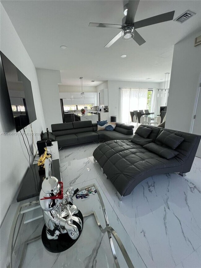 Photo - 2342 McKinley St