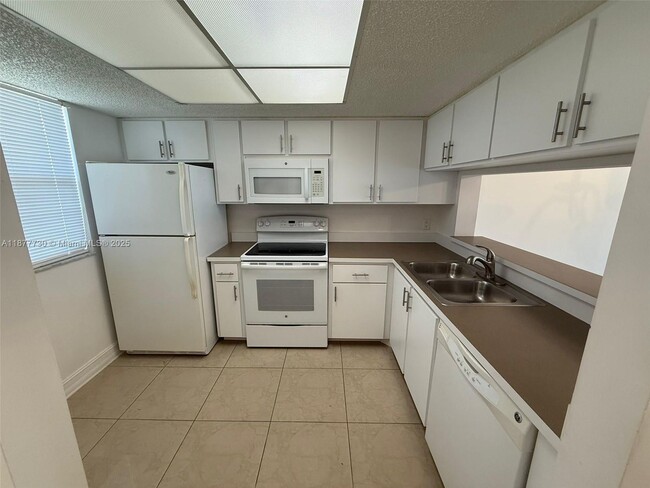 Building Photo - 5200 NW 31st Ave Unit 102 Rental