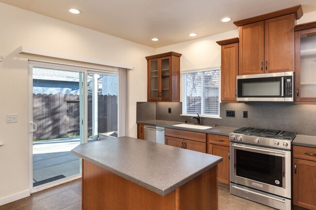 Photo - Lovely light and bright 3 bedroom 2.5 bathroom home Doe MIll Neighborhood, Cul-de-Sac Location