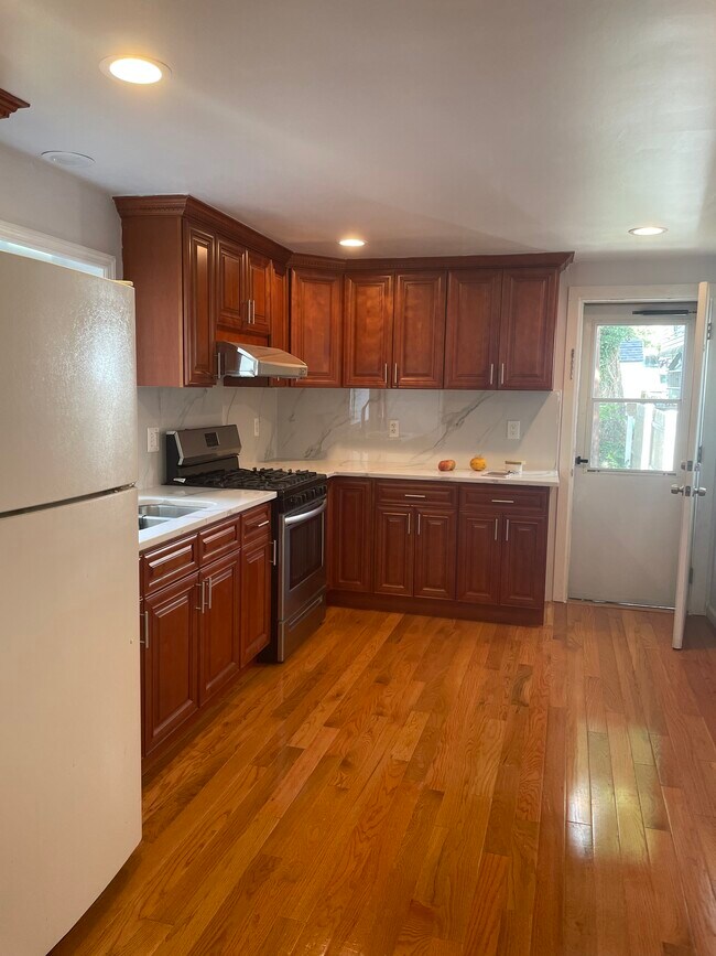 Photo - 2-672 Chestnut St