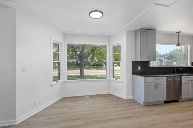 Photo - 2635 Fuller Ave NE