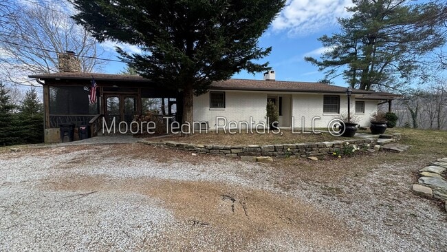 Building Photo - 2/2 Mtn Top Getaway - Huge Screened Porch w/ Stone Fireplace
