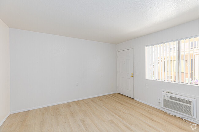 1BR, 1BA - 600SF - Living Room