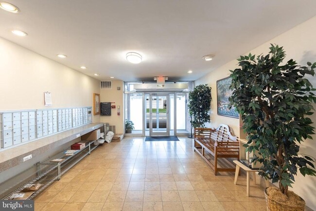 Building Photo - 1931 N Cleveland St Unit 602