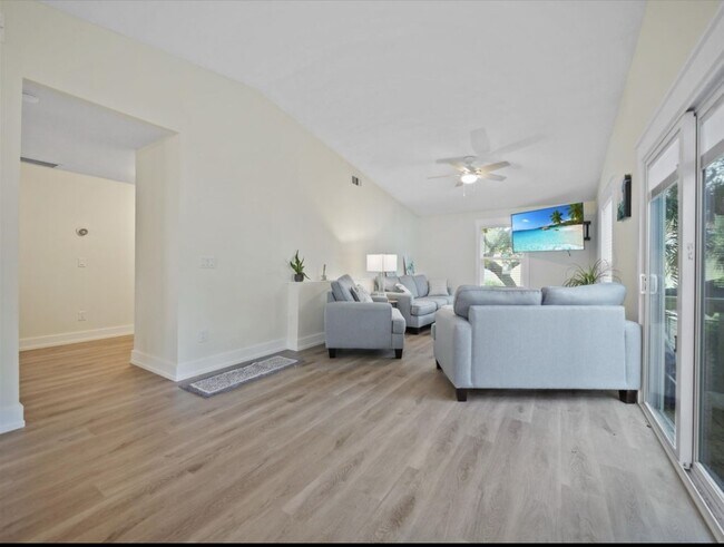 Photo - 208 A St