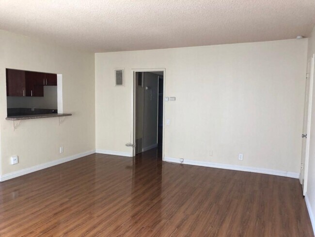 Photo - 703 E California Blvd Unidad 4