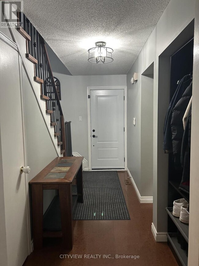 Photo - 7025 Hickling Crescent