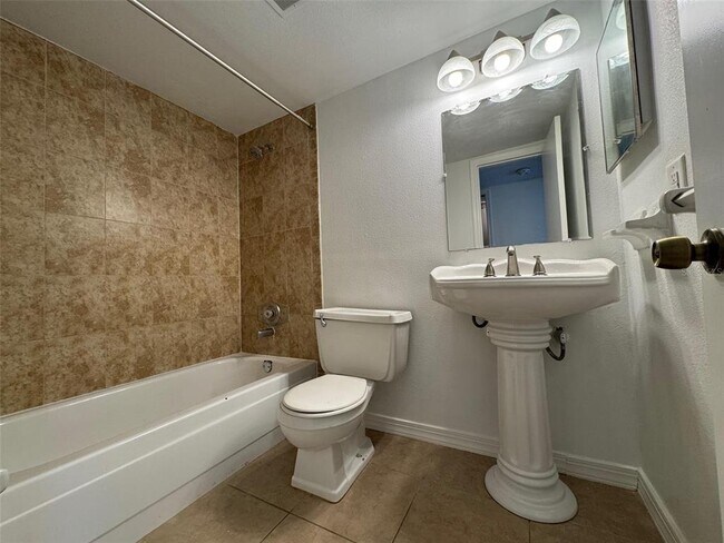 Photo - 1000 W Par St Unit 12