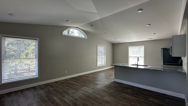 Building Photo - 801 Hardin St Rental
