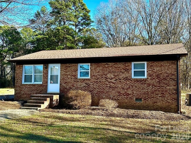 Building Photo - 2121 Charlotte Hwy