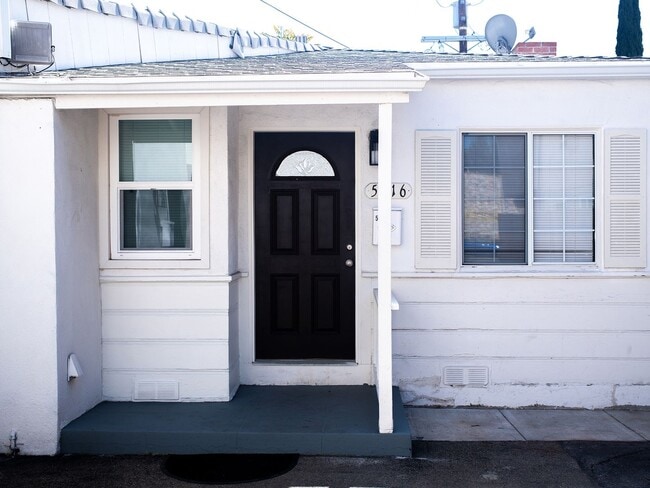 Building Photo - Sherman Oaks 2BD w/ Private Backyard, In-Unit W/D & Parking