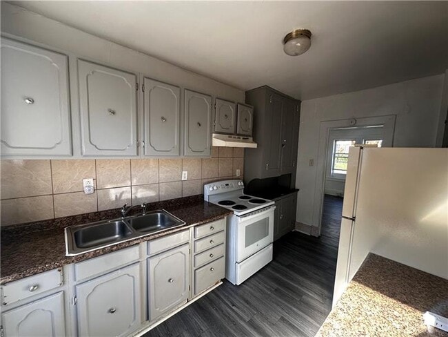 Photo - 410 Hallam Ave