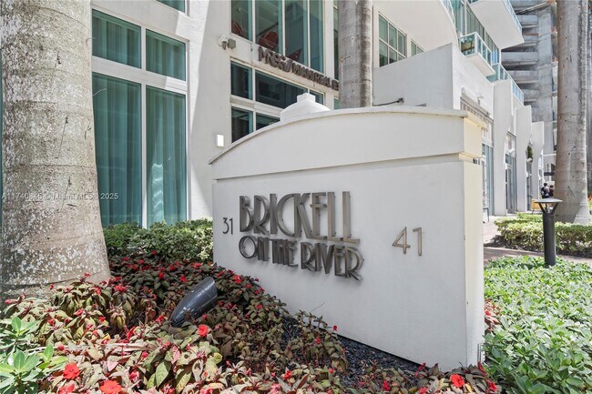 Building Photo - 41 SE 5th St Unit 802