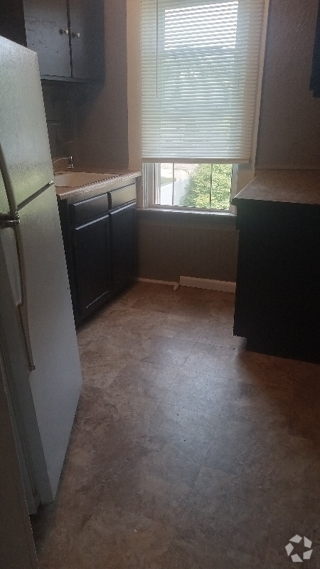 Building Photo - 326 W 5th St Rental