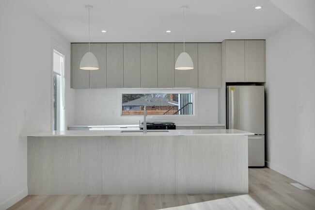 Photo - 10969-10130 130 St NW