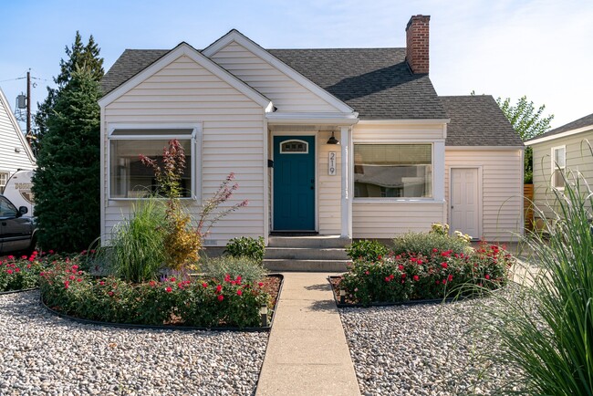 Charming 3 bedroom 1 bath daylight rambler - Charming 3 bedroom 1 bath daylight rambler House