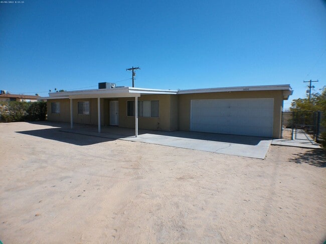 Building Photo - Newly Remodeled Large 3 Bedroom 2 Bath Home