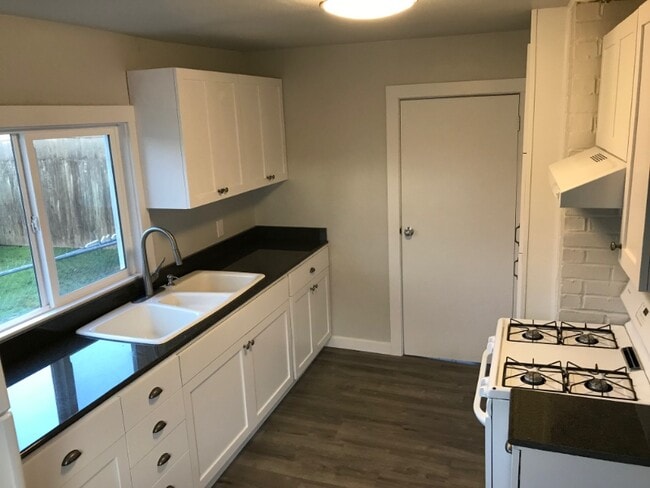 Photo - 1002 Naval Ave