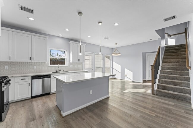 Photo - 8211 James Franklin St