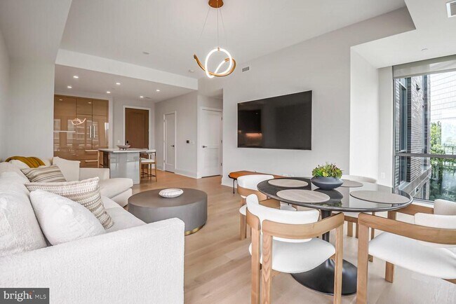 Photo - 7887 Jones Branch Dr Unidad 803