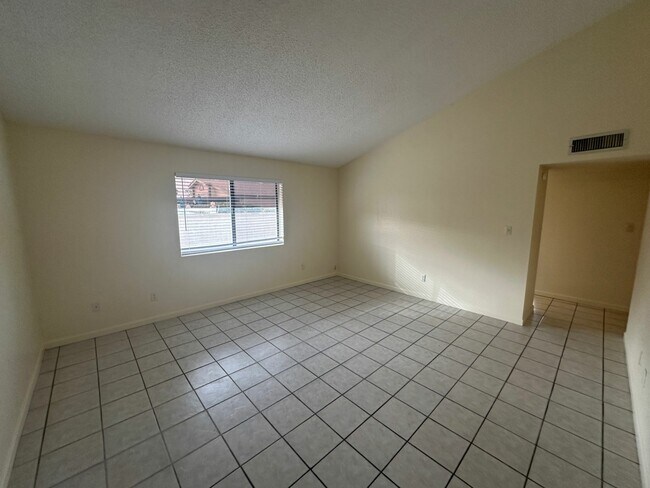 Photo - 784 W 37th St