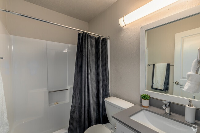 3BR, 2BA - 989SF - Secondary Bathroom