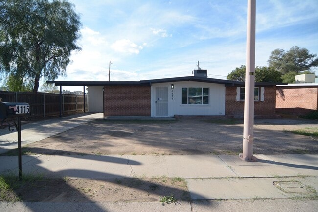 Building Photo - Recently Remodeled 3 Bedroom 2 Bath Home! Northwest Tucson Location!