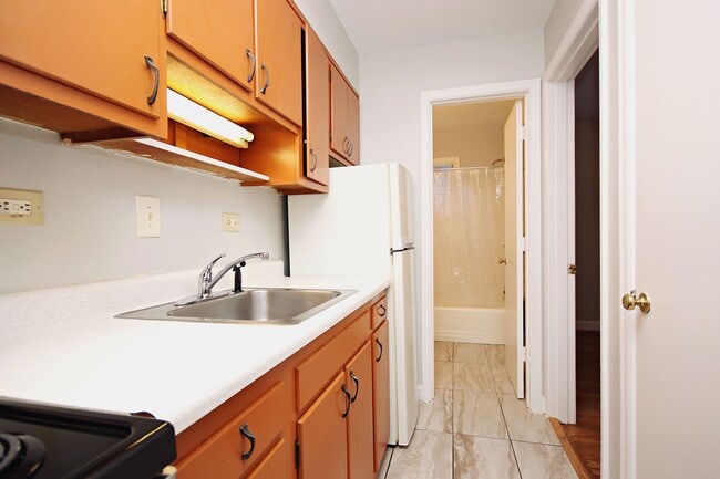 Photo - Student-Friendly Ground-Level Apartment Near The School of Data Science Unit Ivy Rd 2114 #11