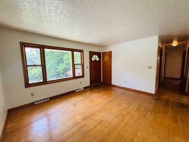 Photo - 115 Lucas St NE