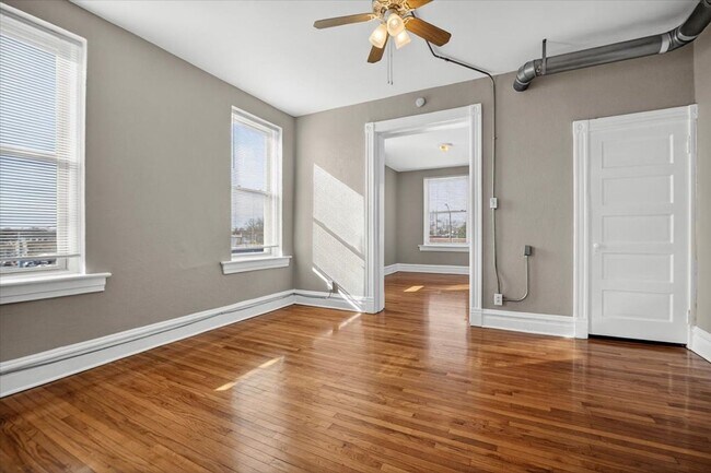 Photo - South Side Star Unit 6838 2F