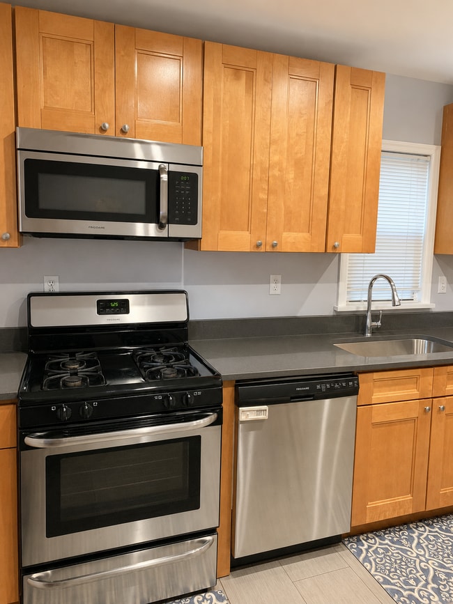 Photo - 2981 Mercer St
