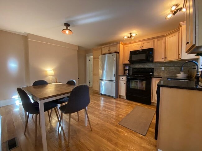 Building Photo - 40 Williams St Unit 3