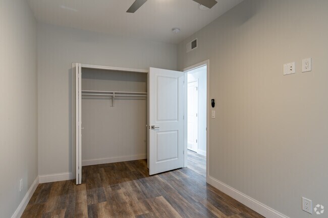 2BR, 1BA - 800 SF