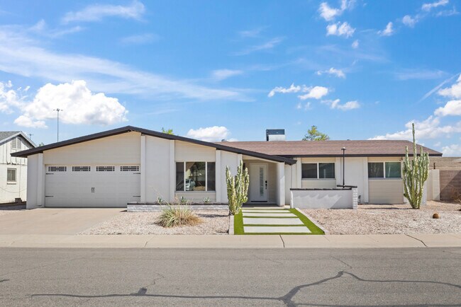 Building Photo - 2166 E Greenway Dr