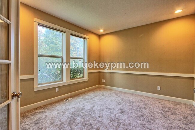 Photo - 964 W S Cir