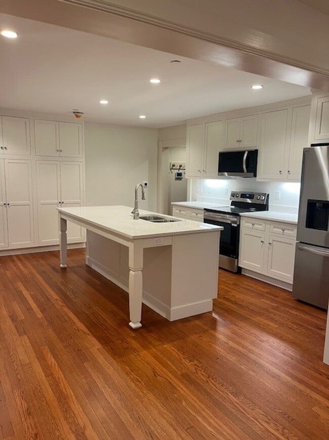 555 W 6th St Unit 4