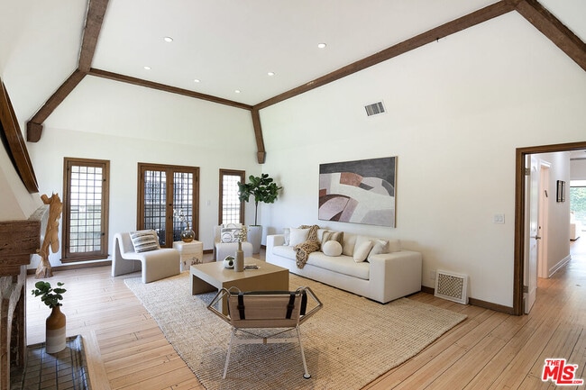 Photo - 137 N Poinsettia Pl