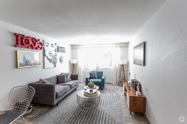 2BR, 1BA - 900 SF