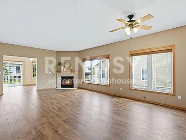 Photo - 6452 MacLaren Ave NE