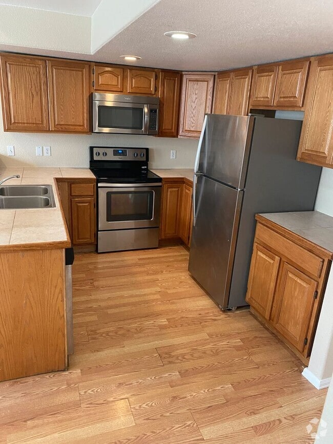 Building Photo - Near Buckley AFB - 2 Bedroom 2 bath + Larg... Rental