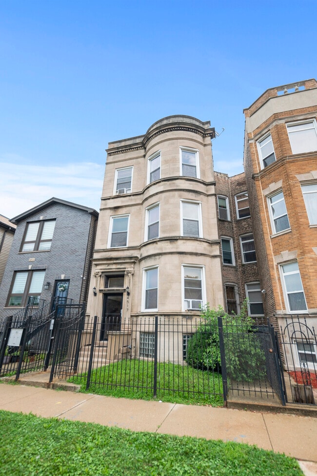 Building Photo - 4517 S Calumet Ave Unit 1 Rental