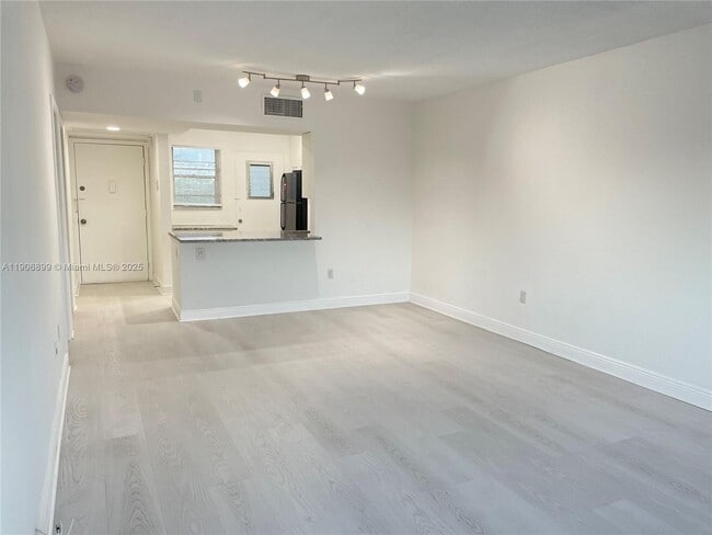 Building Photo - 2810 NE 201st Terrace Unit G328